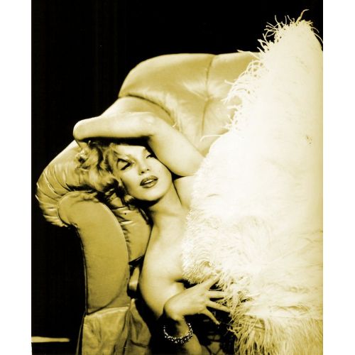 Marilyn Monroe Koltukta Uzanıyor Posteri