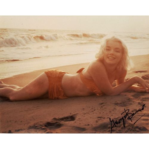 Marilyn Monroe Plajda Uzanıyor