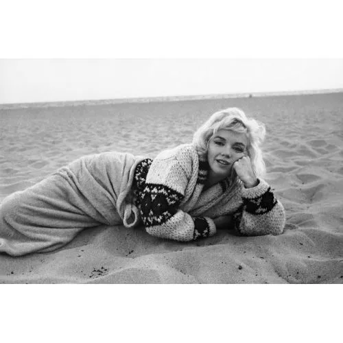 Marilyn Monroe Ve Kumsal Marilyn Monroe ve Kumsal fotoğrafı ikonik bir kanvas baskı olarak satışta bulunmaktadır. Bu