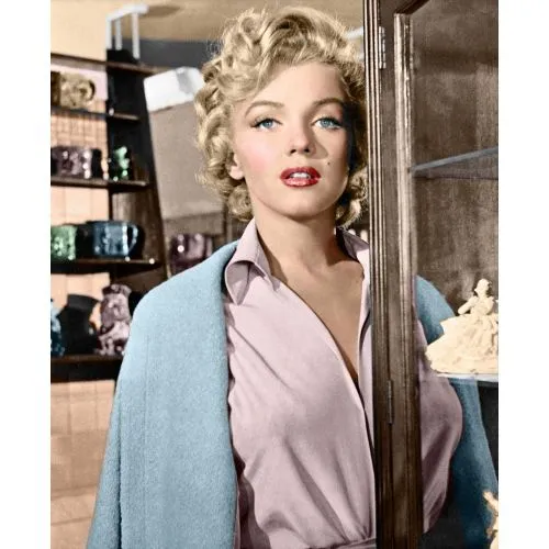 Marilyn Monroe Potre 50 Marilyn Monroe Portre 50, ünlü film yıldızı Marilyn Monroenun çekici bir portresini içeren bir