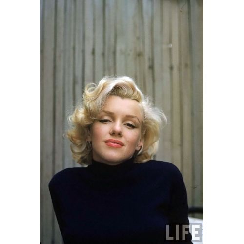 Marilyn Monroe Potre 59 Marilyn Monroe Potre 59, ünlü aktris Marilyn Monroenun zarif ve ikonik bir portresini içermektedir.