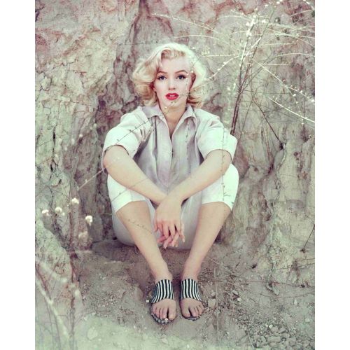 Marilyn Monroe Kayalıkta Oturuyor