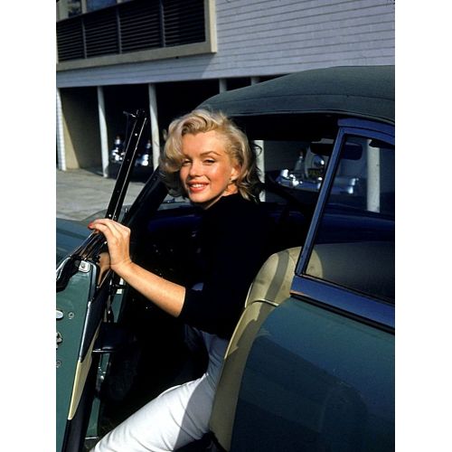 Marilyn Monroe Otomobilden İnerken