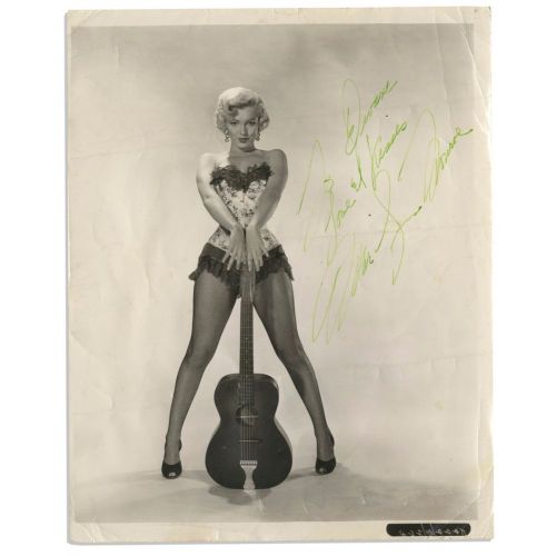 Marilyn Monroe Gitarla