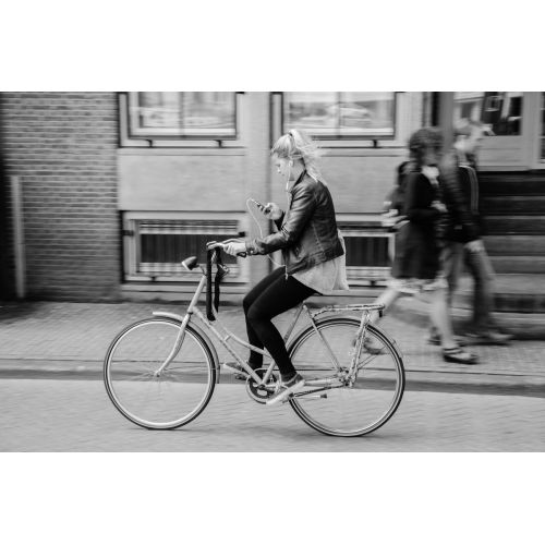 Amsterdam Bisiklet Posteri Amsterdam Bisiklet Posteri, şehrin sembolik bisiklet kültürünü yansıtan bir tasarıma sahiptir.