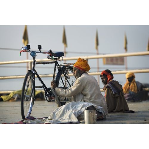 Hindistan Varanasi Bisiklet Temizliği Posteri Hindistan Varanasi Bisiklet Temizliği Posteri, renkli ve canlı bir tasarıma