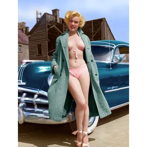 Marilyn Monroe Bir Araba Önünde Posteri Marilyn Monroenun bir arabada poz verdiği klasik siyah beyaz bir poster, yüksek