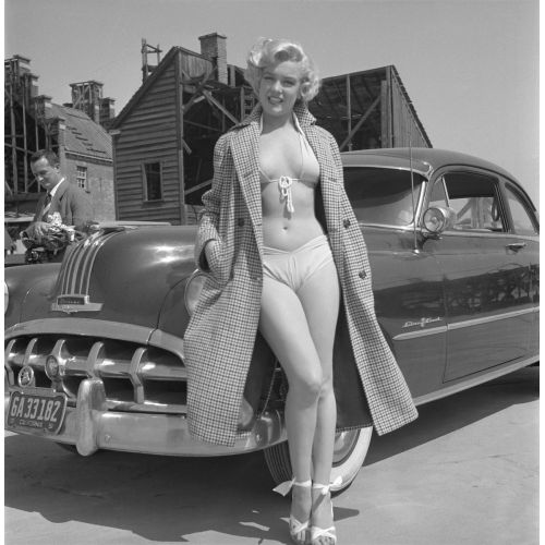 Marilyn Monroe Bir Araba Önünde Posteri 2 Marilyn Monroe Bir Araba Önünde Posteri 2