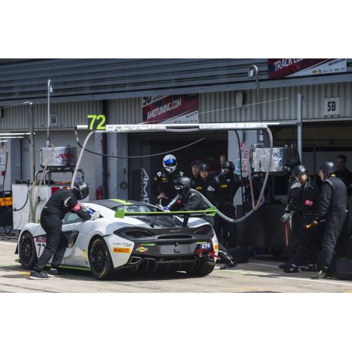 Mclaren 570s Gt4 Silver Stone'da Zafere Ulaştı Araba Posteri Mclaren 570s Gt4 Silver Stone'da Zafere Ulaştı Araba Posteri