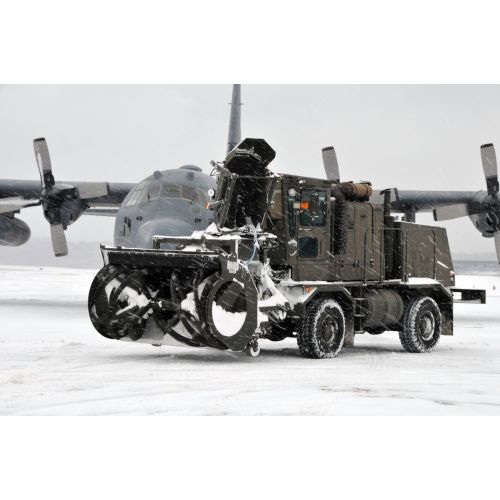 Oshkosh Uçuş Hattında Kar Küreme Aracı Posteri