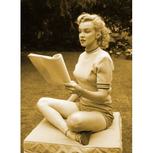Marilyn Monroe Kitap Okuyor Posteri