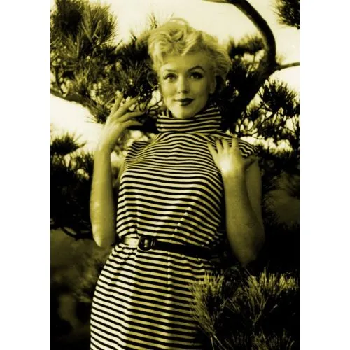 Marilyn Monroe, Çizgili Elbise 6 Marilyn Monroenun çizgili elbiseyle poz verdiği bu ikonik fotoğraf, yüksek kaliteli kanvas