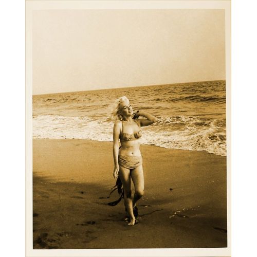 Marilyn Monroe Sahilde Yürüyor