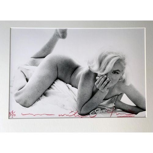 Marilyn Monroe, Yatakta Çıplak