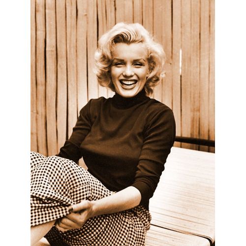 Marilyn Monroe Ekose Etekli Oturuyor Marilyn Monroe Ekose Etekli Oturuyor adlı fotoğraf, ünlü aktrisin ikonik bir pozunu