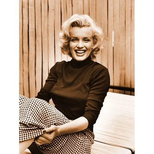 Marilyn Monroe Ekose Etekli Oturuyor Marilyn Monroe Ekose Etekli Oturuyor adlı fotoğraf, ünlü aktrisin ikonik bir pozunu
