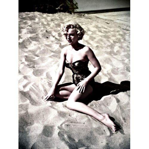Marilyn Monroe Güneşlenirken