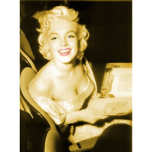 Marilyn Monroe Dergi Okuyor Marilyn Monroe Dergi Okuyor