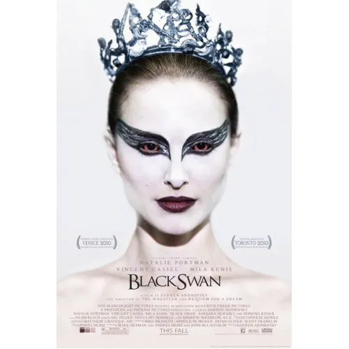 Siyah Kuğu Film Posteri Black Swan film posteri, psikolojik gerilim türündeki dramatik ve yoğun doğasını yansıtıyor.