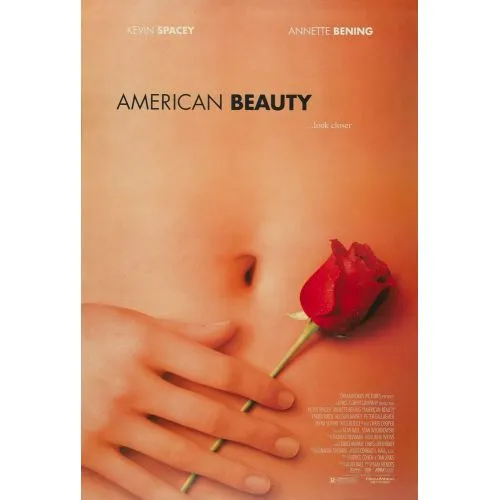 Amerikan Güzeli Film Posteri Amerikan Güzelliği film posteri, bu ödüllü filmde bulunan temaları ima eden arka planda