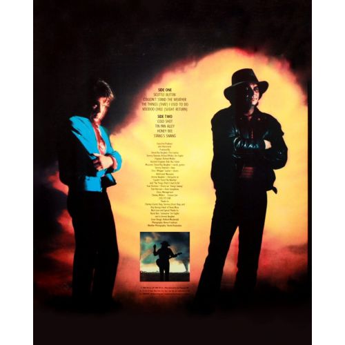 Stevie Ray Vaughan Posteri Stevie Ray Vaughan Poster, efsanevi blues gitaristi detaylı ve canlı bir tasarım sunmaktadır.