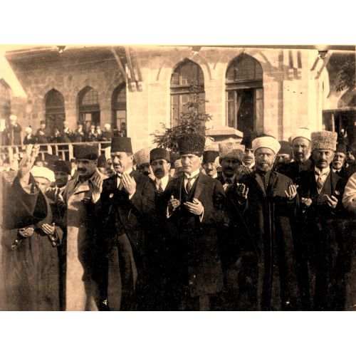 Mustafa Kemal Atatürk, Ordularımızın Başarısı İçin Meclis Önünde Dua Ederken 1922 Mustafa Kemal Atatürk Mustafa Kemal Atatürk, Ordularımızın Başarısı İçin Meclis Önünde Dua Ederken 1922 Mustafa Kemal Atatürkün
