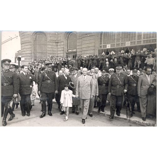 Mustafa Kemal Atatürk, Küçük Ülkü İle Yürürken Mustafa Kemal Atatürk, Küçük Ülkü İle Yürürken