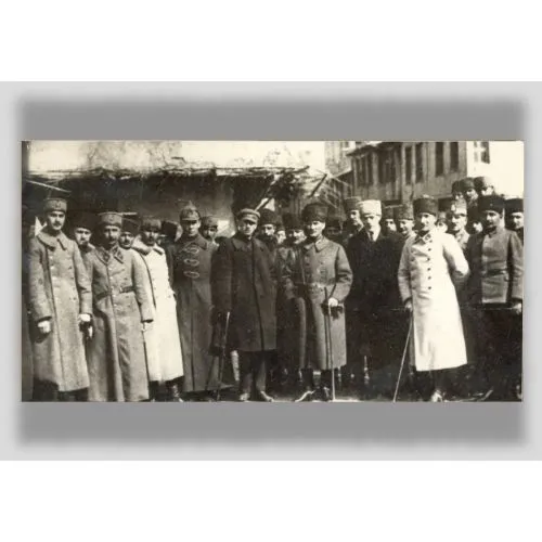 Mustafa Kemal Atatürk, Büyük Taarruz Öncesi Akşehirde Sovyet Heyetle Mustafa Kemal Atatürk Mustafa Kemal Atatürk, Büyük Taarruz Öncesi Akşehirde Sovyet Heyetle Mustafa Kemal Atatürk, Kurtuluş Savaşının belki