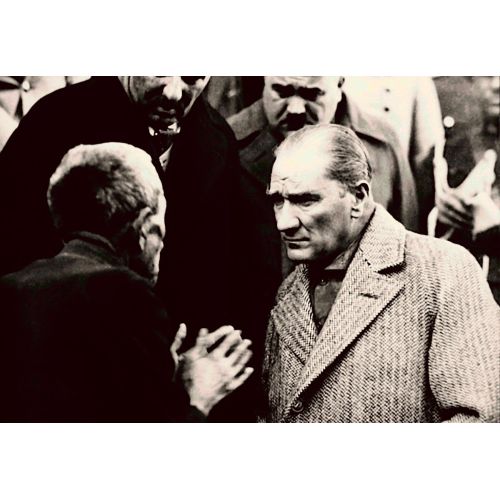 Mustafa Kemal Atatürk, Tokat'ta Bir Vatandaşı Dinlerken 1930 Mustafa Kemal Atatürk, Tokat'ta Bir Vatandaşı Dinlerken 1930