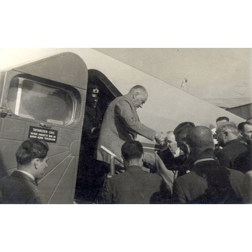 Mustafa Kemal Atatürk, Uçaktan İniyor Mustafa Kemal Atatürk, Uçaktan İniyor