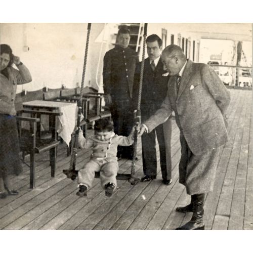 Mustafa Kemal Atatürk, Küçük Kız Ülkü İle Salıncakta Sallanıyor Mustafa Kemal Atatürk, Küçük Kız Ülkü İle Salıncakta Sallanıyor