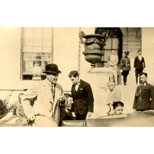 Mustafa Kemal Atatürk, Dolmabahçe'de Otomobile Binerken Mustafa Kemal Atatürk, Dolmabahçe'de Otomobile Binerken
