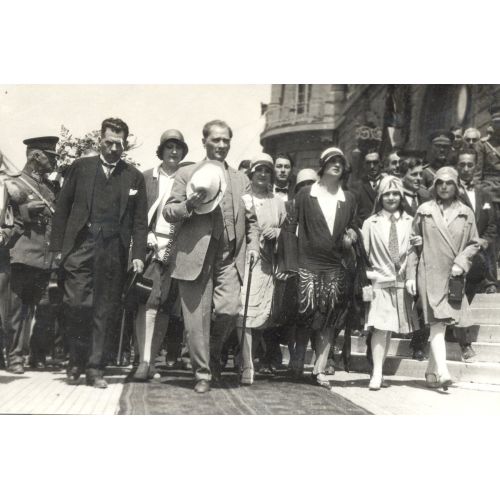 Mustafa Kemal Atatürk, Türk Kadınları İle Beraber Yürürken Mustafa Kemal Atatürk, Türk Kadınları İle Beraber Yürürken