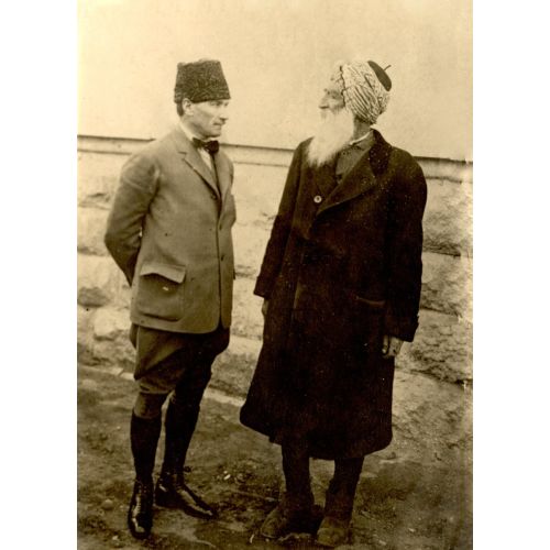 Mustafa Kemal Atatürk, Diyap Ağa İle Konuşurken Mustafa Kemal Atatürk, Diyap Ağa İle Konuşurken