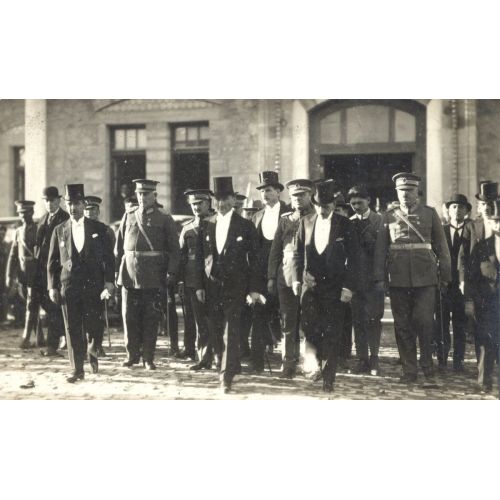 Mustafa Kemal Atatürk, Meclis Çıkışında Mustafa Kemal Atatürk, Meclis Çıkışında