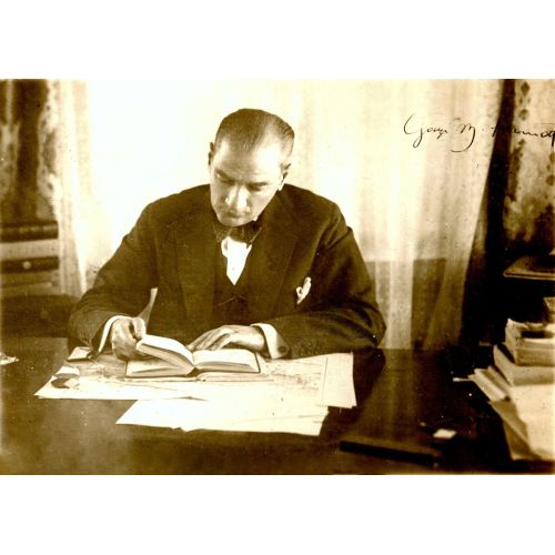 Mustafa Kemal Atatürk, Kitap Okuyor Mustafa Kemal Atatürk, Kitap Okuyor