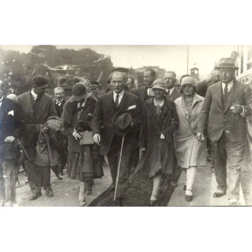 Mustafa Kemal Atatürk, Yürürken Mustafa Kemal Atatürk Mustafa Kemal Atatürk, Yürürken Mustafa Kemal Atatürkün yürürken çekilen bir fotoğrafı ile karşınızdayız. Bu siyah