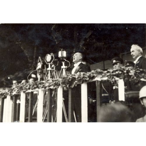 Mustafa Kemal Atatürk, Cumhuriyet Kutlamalarında Kürsüde Mustafa Kemal Atatürk, Cumhuriyet Kutlamalarında Kürsüde