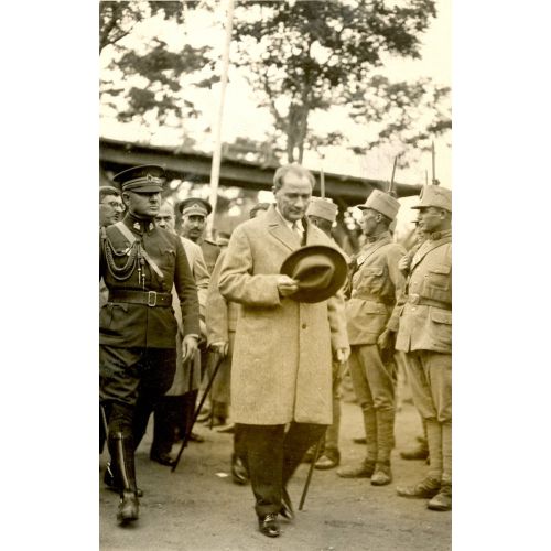 Mustafa Kemal Atatürk, Askerleri Selamlıyor Mustafa Kemal Atatürk, Askerleri Selamlıyor