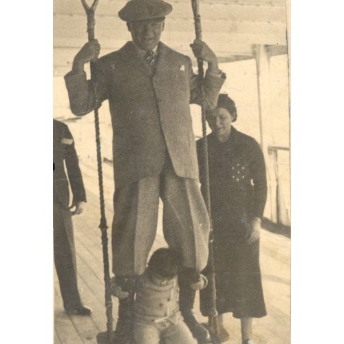Mustafa Kemal Atatürk, Kalamış Vapurunda Küçük Kızı Ülkü'yle Salıncakta Sallanıyor 1924 Mustafa Kemal Atatürk, Kalamış Vapurunda Küçük Kızı Ülkü'yle Salıncakta Sallanıyor 1924