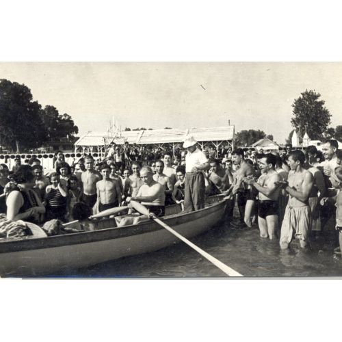 Mustafa Kemal Atatürk, Kayıkta Kürek Çekerken Mustafa Kemal Atatürk, Kayıkta Kürek Çekerken