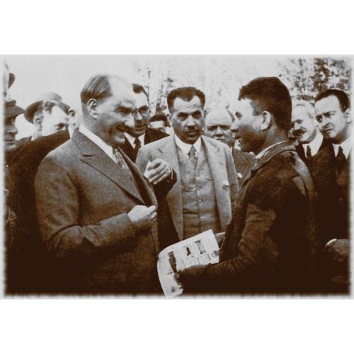 Mustafa Kemal Atatürk, Halkı Dinlerken Mustafa Kemal Atatürk, Halkı Dinlerken