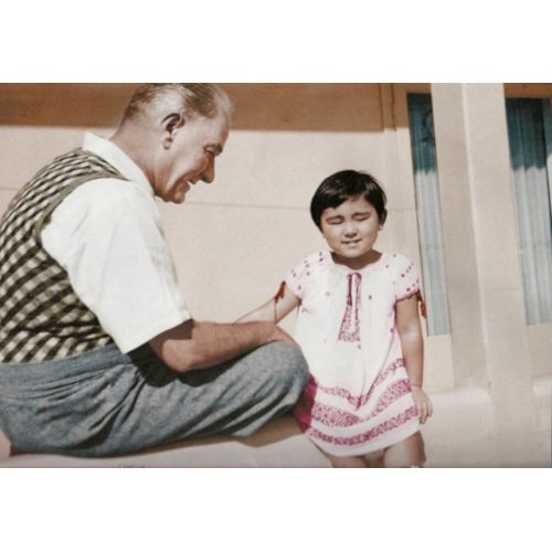 Mustafa Kemal Atatürk, Küçük Kızla Oturuyor Renkli Fotoğraf Mustafa Kemal Atatürk, Küçük Kızla Oturuyor Renkli Fotoğraf