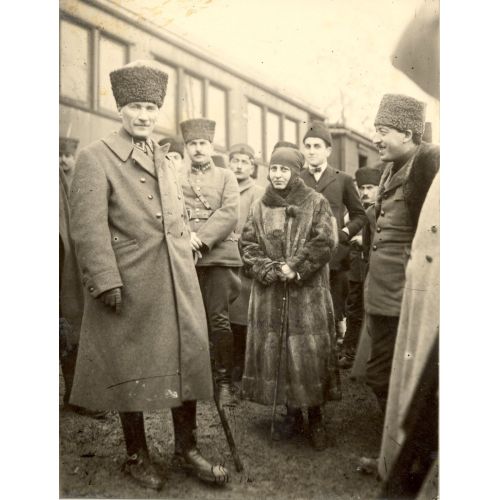 Mustafa Kemal Atatürk, Halide Edip Adıvar İle Gebze İstasyonunda 1922 Mustafa Kemal Atatürk, Halide Edip Adıvar İle Gebze İstasyonunda 1922