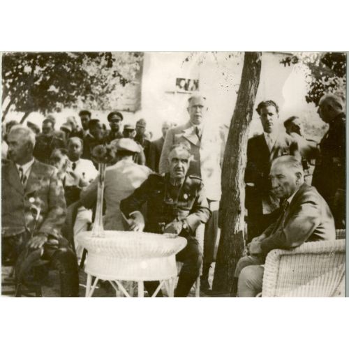 Mustafa Kemal Atatürk, Gölgede Otururken Mustafa Kemal Atatürk, Gölgede Otururken