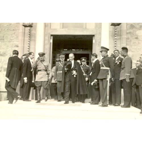 Mustafa Kemal Atatürk, Ulus, Meclisten Çıkarken Mustafa Kemal Atatürk, Ulus, Meclisten Çıkarken
