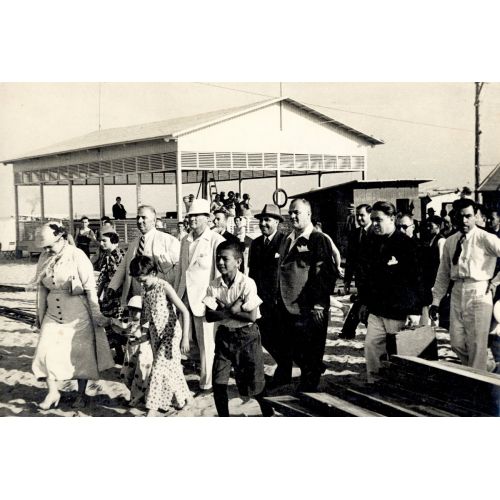 Mustafa Kemal Atatürk, Florya'da Çocuklarla 1935 Mustafa Kemal Atatürk, Florya'da Çocuklarla 1935