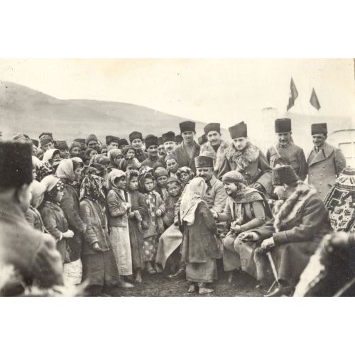 Mustafa Kemal Atatürk, Köy Çocuklarıyla Mustafa Kemal Atatürk, Köy Çocuklarıyla