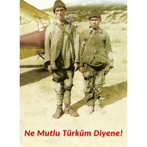 Çanakkale Savaşında Genç İki Asker Uçak Önünde, Ne Mutlu Türküm Diyene Çanakkale Savaşında Genç İki Asker Uçak Önünde, Ne Mutlu Türküm Diyene