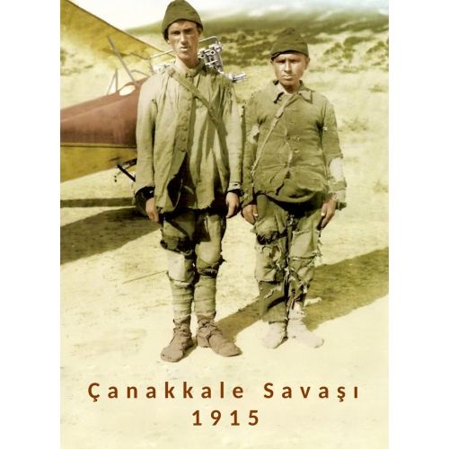 Çanakkale Savaşında Eskimiş Kıyafetleriyle Genç İki Asker Uçak Önünde Çanakkale Savaşında Eskimiş Kıyafetleriyle Genç İki Asker Uçak Önünde
